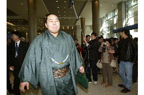 (1)Japan's sumo wrestlers arrive in Seoul