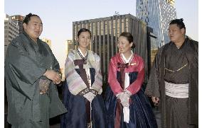 (3)Japan's sumo wrestlers arrive in Seoul