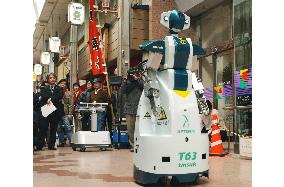 (1)Robots show off skills in Fukuoka shopping arcade