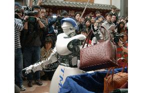 (2) Robots show off skills in Fukuoka shopping arcade