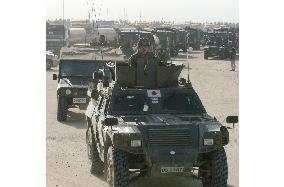 (2) Japanese troop unit enters Iraq from Kuwait