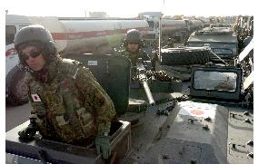 (3) Japanese troop unit enters Iraq from Kuwait