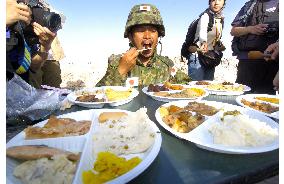 (2)Japanese troops enjoy food rations in Iraq