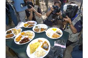(1)Japanese troops enjoy food rations in Iraq