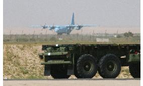 (2) Japanese air troops fly humanitarian supplies to Iraq