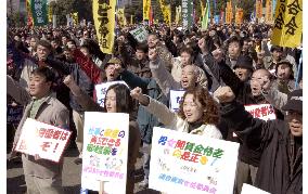 (2)Workers rally in spring labor offensive