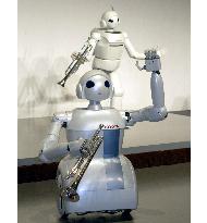 (2)Toyota Motor unveils human-assisting partner robots