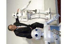 (3)Toyota Motor unveils human-assisting partner robots