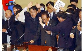 (4)S. Korean parliament passes impeachment motion against Roh