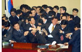 (1)S. Korean parliament passes impeachment motion against Roh