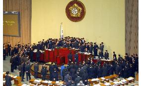 (2)S. Korean parliament passes impeachment motion against Roh