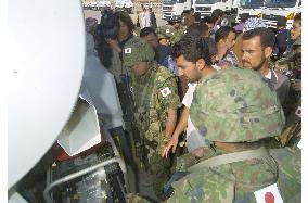 Japanese troops help Iraqi people in water supply