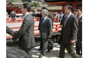 (2)Koizumi visits Hiroshima