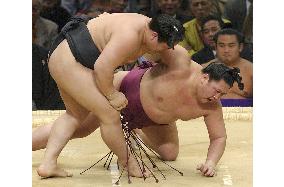 Asashoryu cruises ahead with perfect record at spring sumo