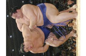 Kaio beats Tamanoshima at spring sumo