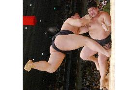 Asashoryu defeats Kotomitsuki to stay perfect at spring sumo