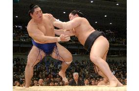 Asashoryu stays perfect on 8th day of spring sumo