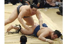 Yokozuna Asashoryu remains unbeaten at spring sumo