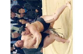 Asashoryu keeps pressure on at spring sumo