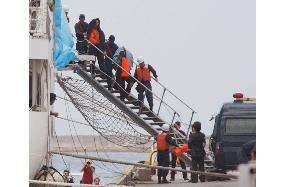 Police take 7 Chinese to Okinawa after landing on Senkakus