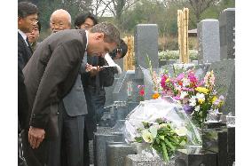 (1)Mitsubishi Fuso chief visits tomb of accident victim
