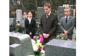 (2)Mitsubishi Fuso chief visits tomb of accident victim