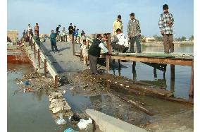 Pontoon bridge in Samawah collapses due to high river