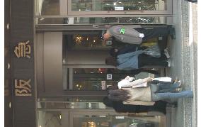 (2)Revolving door accident prompts concerns about safety