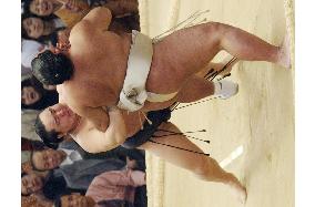 Asashoryu one win away from claiming spring sumo