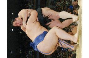 Chiyotaikai suffers loss to Kaio at spring sumo