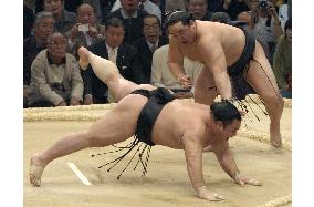 Asashoryu goes undefeated at spring sumo