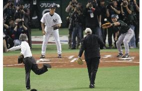 (4)Yankees vs Devil Rays in MLB opener in Tokyo