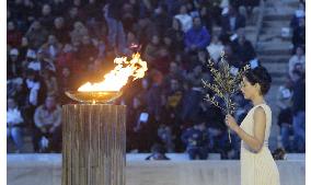 (1)Olympic flame arrives in Athens