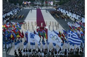 (2)Olympic flame arrives in Athens