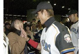 Shinjo welcomes spectators to Sapporo Dome