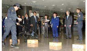 (1)Koizumi inspects security at Narita airport