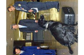 (3)Koizumi inspects security at Narita airport