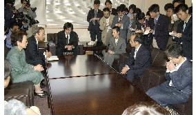 Foreign Minister Kawaguchi meets with hostage families