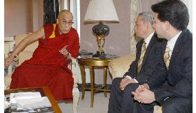(1)Dalai Lama meets DPJ members at Narita airport