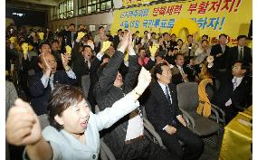 (1)Pro-gov't Uri Party wins majority in S. Korean elections