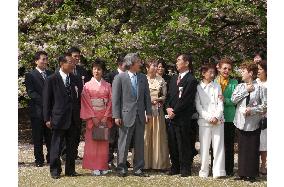 (2)Koizumi hosts cherry blossom-viewing party