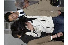 (1)3 Japanese held hostage in Iraq return to hometowns