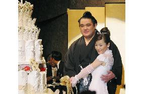 Sumo wresler Wakanosato marries