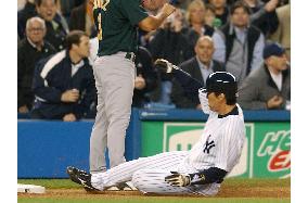 (2)Yankees' Matsui in game against Athletics