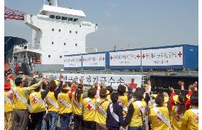 (2)S. Korea ships relief supplies for N. Korean train victims