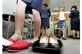 (2)Golden Week vacationers pack airports