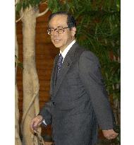 (1)Koizumi's top aide Fukuda resigns over pension scandal