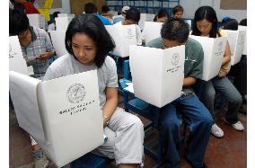 (2)Voting under way in Philippines