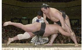 Asashoryu extends winning run at summer sumo