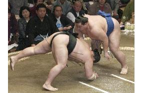 Ozeki Kaio beats Kotomitsuki in summer sumo tourney